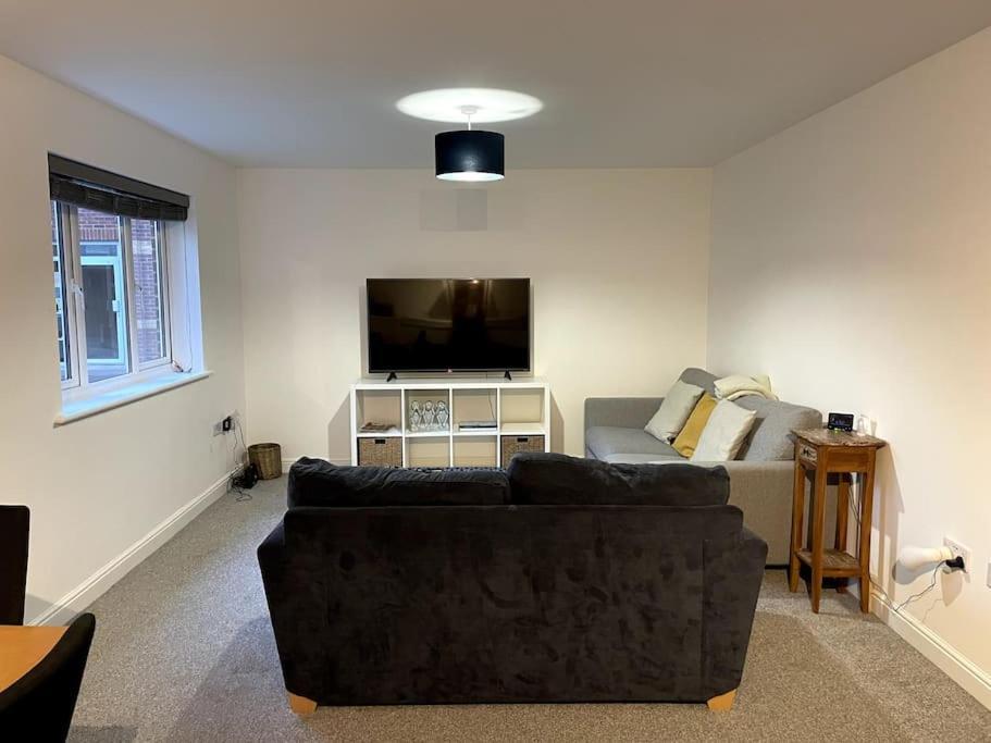 Large 2 Bedroom Apartment, 4 Beds One 1 En-Suite, Free Parking Nr Chelt Elmore And Quays グロスター エクステリア 写真